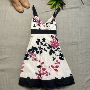 Sleeveless V-neck semi formal vine print dress